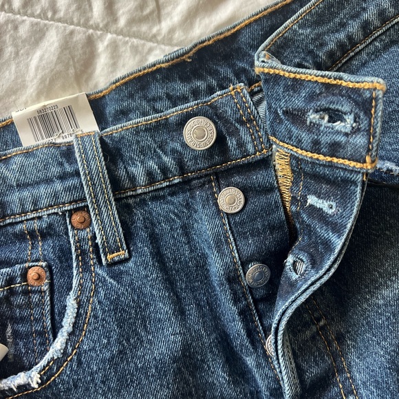 Levi’s Original High Rise Shorts - Picture 3 of 5